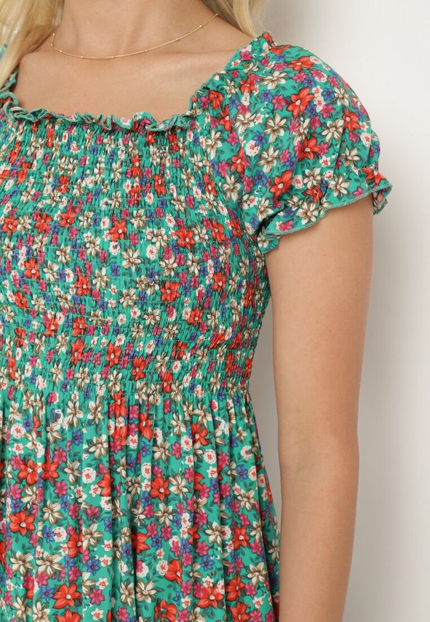 Born2be - Zielona Wiskozowa Sukienka w Kwiaty Typu Hiszpanka z Gumką w Talii Revemia. Typ kołnierza: dekolt hiszpanka. Kolor: zielony. Materiał: wiskoza. Wzór: kwiaty. Sezon: wiosna. Typ sukienki: z odkrytymi ramionami