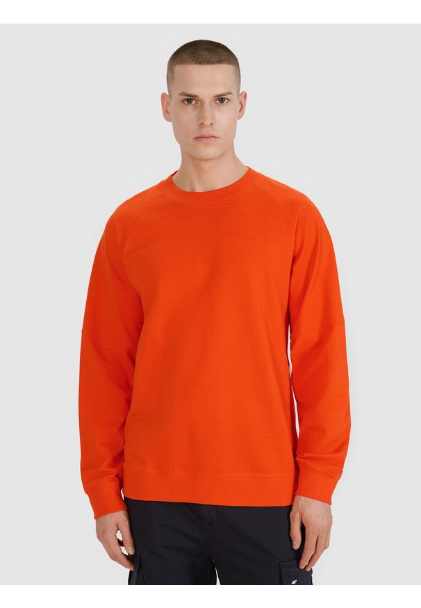 4f - 4F Bluza dresowa nierozpinana bez kaptura męska - pomarańczowa XL. Okazja: na co dzień. Typ kołnierza: bez kaptura. Kolor: pomarańczowy. Materiał: dresówka. Długość rękawa: raglanowy rękaw. Wzór: ze splotem. Styl: casual, sportowy