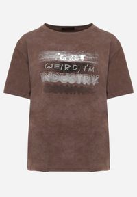 Born2be - Brązowy T-shirt z Bawełny o Kroju Oversize z Napisem Orinvyra. Okazja: na co dzień, na spotkanie biznesowe, do pracy. Kolor: brązowy. Materiał: bawełna. Wzór: napisy. Styl: biznesowy, casual, elegancki #8