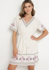 Born2be - Fioletowa Sukienka Bawełniana o Pudełkowym Fasonie Ozdobiona Haftami Tirkio. Okazja: na co dzień. Typ kołnierza: dekolt w kształcie V. Kolor: fioletowy. Materiał: bawełna. Wzór: haft, aplikacja. Styl: casual, elegancki #4