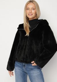 Born2be - Czarna Kurtka Futrzana z Nieodpinanym Kapturem Lanasia. Okazja: na co dzień. Kolor: czarny. Materiał: futro. Styl: casual, elegancki