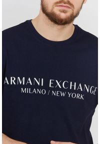 Armani Exchange - ARMANI EXCHANGE Granatowy t-shirt męski z aplikacją z logo. Kolor: niebieski. Materiał: prążkowany. Wzór: aplikacja