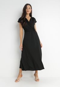 Born2be - Czarna Sukienka Kopertowa Chloriera. Okazja: na imprezę. Kolor: czarny. Materiał: tkanina. Długość rękawa: krótki rękaw. Wzór: gładki, jednolity. Typ sukienki: kopertowe. Styl: elegancki. Długość: maxi #2