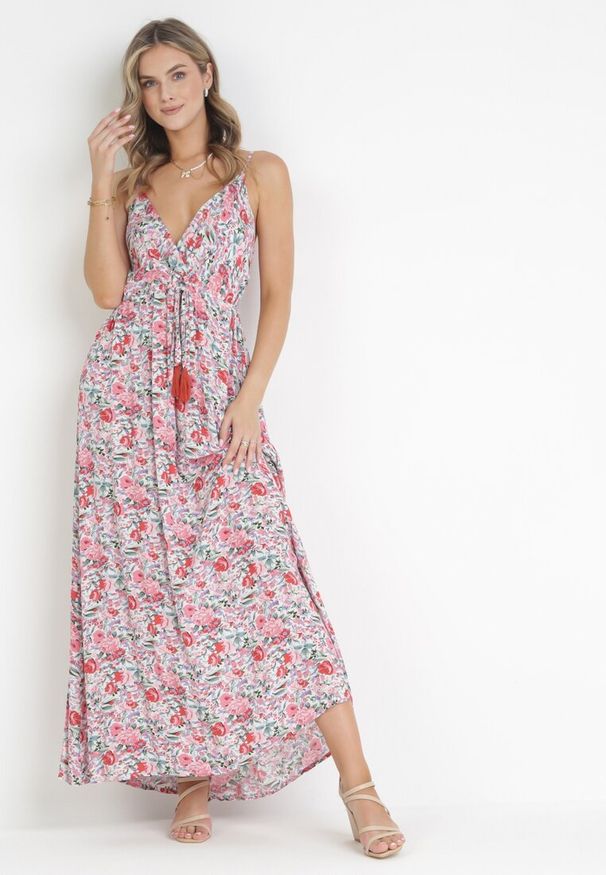 Born2be - Różowa Sukienka Argaea. Typ kołnierza: dekolt kopertowy. Kolor: różowy. Materiał: wiskoza. Długość rękawa: na ramiączkach. Wzór: ażurowy, kolorowy, kwiaty. Sezon: lato. Typ sukienki: kopertowe. Długość: maxi