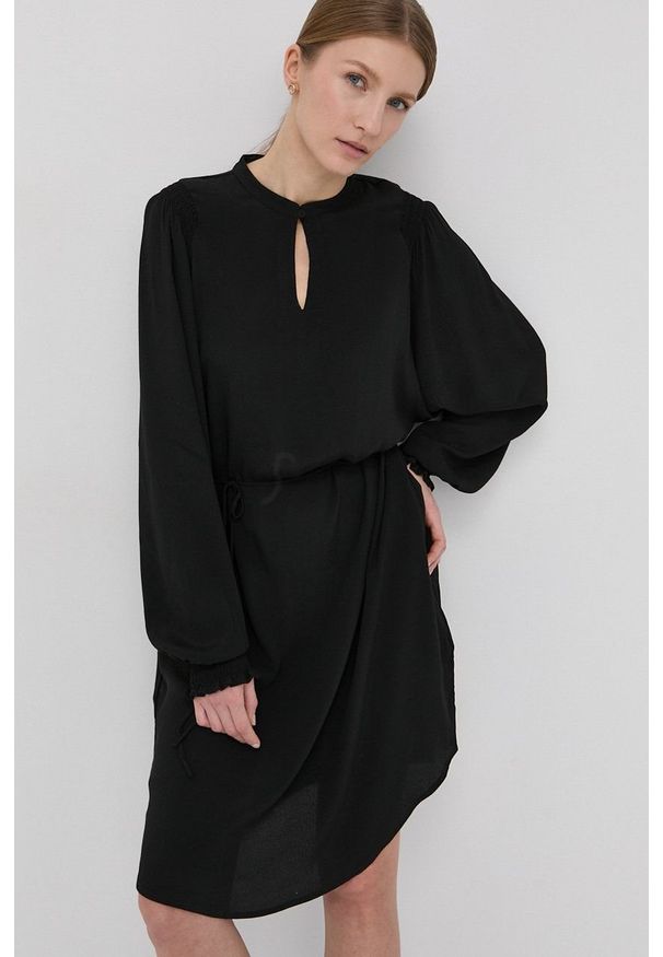 Bruuns Bazaar Sukienka Lilli Vita kolor czarny mini rozkloszowana. Kolor: czarny. Materiał: tkanina, włókno, wiskoza, materiał. Długość rękawa: długi rękaw. Typ sukienki: rozkloszowane. Długość: mini