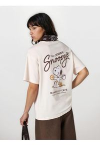 Sinsay - Bawełniana koszulka z nadrukiem na plecach Peanuts - kremowy. Kolor: kremowy. Materiał: bawełna. Wzór: nadruk #1