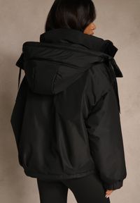 Renee - Czarna Kurtka Bomberka o Kroju Oversize z Kapturem i Dużymi Kieszeniami Nalesia. Okazja: na spacer, na co dzień. Typ kołnierza: kaptur. Kolor: czarny. Materiał: dzianina, poliester, zamsz. Styl: casual #5