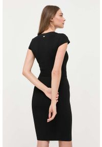 Marciano Guess sukienka kolor czarny mini dopasowana. Kolor: czarny. Materiał: dzianina, prążkowany. Długość rękawa: krótki rękaw. Typ sukienki: dopasowane. Długość: mini #5