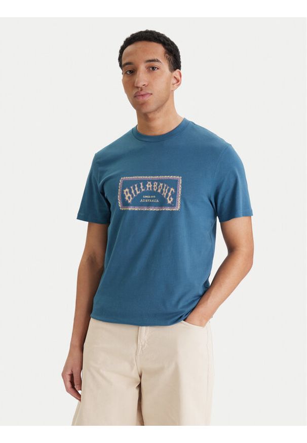 Billabong T-Shirt Arch Frame EBYZT00341 Niebieski Regular Fit. Kolor: niebieski. Materiał: bawełna