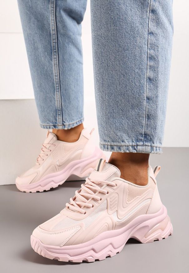 Renee - Różowe Klasyczne Sneakersy Sznurowane na Niskiej Platformie Lenivia. Okazja: na co dzień. Kolor: różowy. Materiał: jeans. Obcas: na platformie