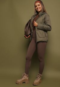Born2be - Ciemnozielona Kurtka z Szerokim Pikowaniem i Kapturem Yasidi. Okazja: na co dzień. Kolor: zielony. Materiał: jeans. Styl: casual, elegancki #3