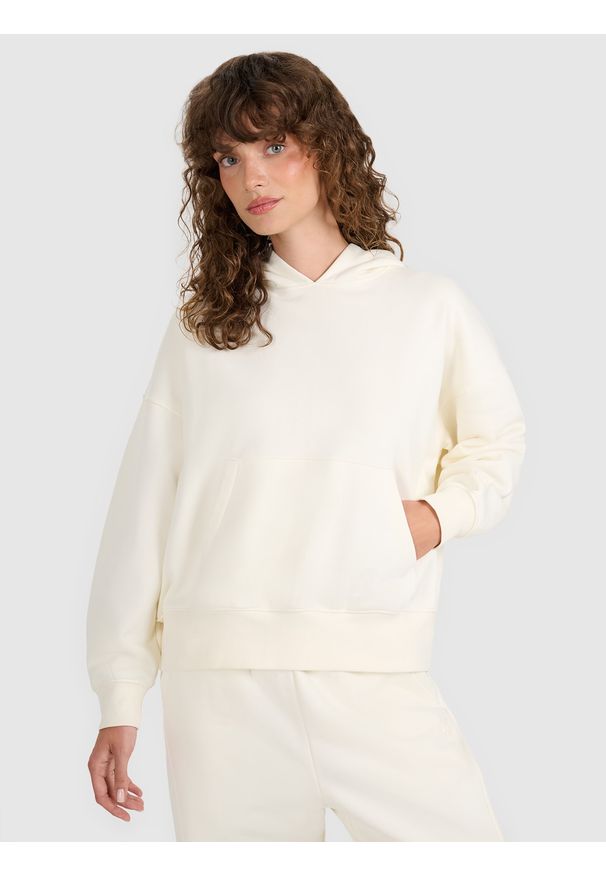 4f - 4F Bluza dresowa nierozpinana z kapturem damska - beżowa XS. Okazja: na co dzień. Typ kołnierza: kaptur. Kolor: beżowy. Materiał: dresówka. Wzór: gładki, ze splotem. Styl: casual, klasyczny, sportowy