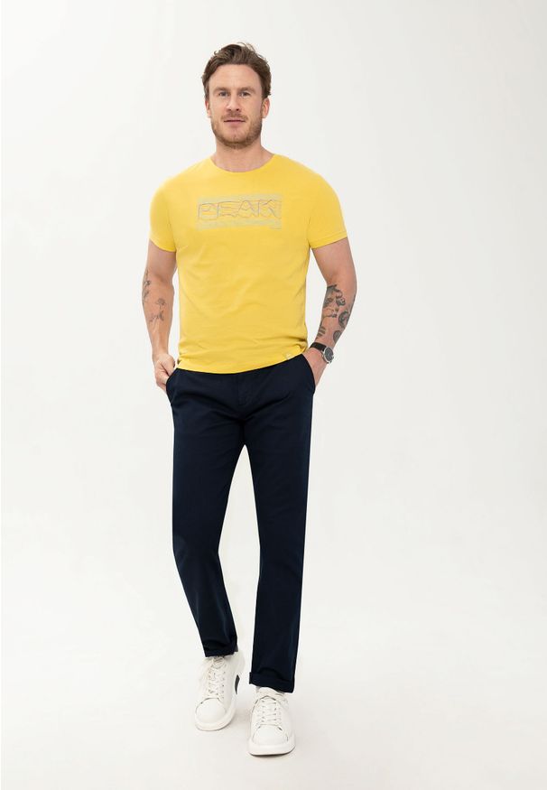 Volcano - Męski t-shirt z napisem T-LINER. Kolor: żółty. Materiał: bawełna, skóra. Długość rękawa: krótki rękaw. Długość: krótkie. Wzór: napisy. Sezon: lato. Styl: klasyczny, sportowy