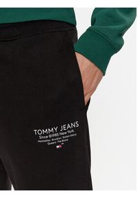 Tommy Jeans Spodnie dresowe Entry Graphic DM0DM18357 Czarny Slim Fit. Kolor: czarny. Materiał: bawełna