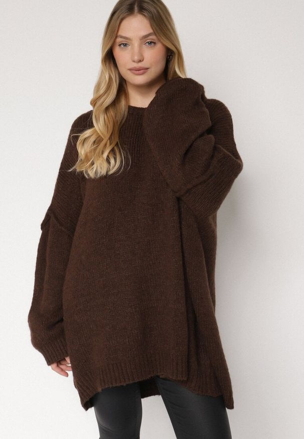 Born2be - Brązowy Sweter z Wiskozą i Wełną o Kroju Nietoperza Fedella. Okazja: na co dzień. Kolor: brązowy. Materiał: wiskoza, wełna. Styl: elegancki, casual