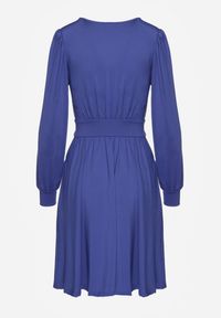 Renee - Niebieska Sukienka z Wiskozą o Rozkloszowanym Kroju Selaitea. Okazja: na randkę. Typ kołnierza: dekolt w serek. Kolor: niebieski. Materiał: wiskoza. Styl: elegancki #5