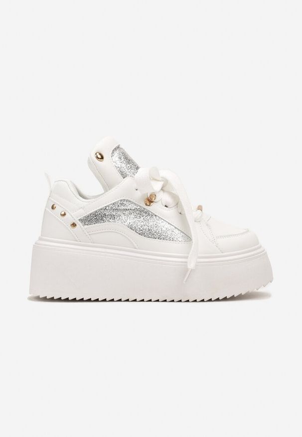 Renee - Białe Sneakersy na Platformie Ozdobione Nitami i Metalicznymi Elementami Azista. Kolor: biały. Materiał: jeans. Szerokość cholewki: normalna. Wzór: aplikacja. Obcas: na platformie