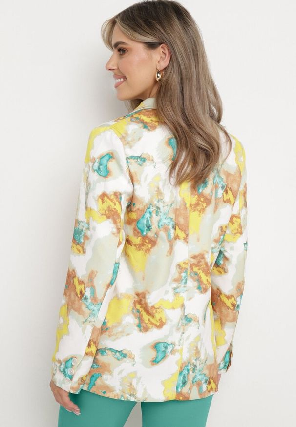 Born2be - Beżowo-Żółta Dwurzędowa Marynarka z Abstrakcyjnym Wzorem Tie-Dye Floretellia. Okazja: na spotkanie biznesowe, na co dzień. Kolor: beżowy. Materiał: jeans, tkanina. Styl: elegancki, casual, klasyczny, biznesowy