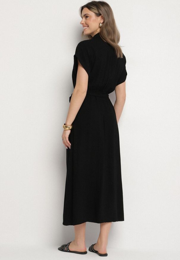 Born2be - Czarna Sukienka Koszulowa z Wiskozy i Lnu Wiązana w Talii z Kieszeniami Efrasira. Okazja: na co dzień. Kolor: czarny. Materiał: wiskoza, len. Typ sukienki: koszulowe. Styl: casual, elegancki