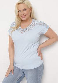 Born2be - Jasnoniebieski T-shirt z Krótkim Rękawem i Ozdobną Koronką Winneli. Okazja: na co dzień. Kolekcja: plus size. Kolor: niebieski. Materiał: koronka. Długość rękawa: krótki rękaw. Długość: krótkie. Wzór: koronka. Styl: klasyczny, casual, elegancki #6
