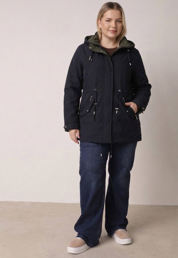 Born2be - Granatowo-Zielona Dwustronna Kurtka Przejściowa w Stylu Parki z Kapturem Tidala. Okazja: na co dzień. Typ kołnierza: kaptur. Kolekcja: plus size. Kolor: niebieski. Materiał: jeans, materiał, poliester. Wzór: aplikacja. Styl: casual, klasyczny