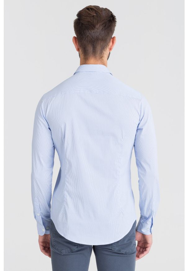 Emporio Armani - BIAŁO-NIEBIESKA KOSZULA EMPORIO ARMANI. Okazja: na co dzień, na spotkanie biznesowe. Kolor: niebieski, biały, wielokolorowy. Sezon: lato. Styl: biznesowy, casual