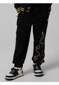 4f - 4F Spodnie dresowe joggery dziecięce 4F x Bartosz Zmarzlik - czarne 134/140 (8-10 lat). Okazja: na co dzień. Kolor: czarny. Materiał: dresówka. Wzór: nadruk. Sezon: lato. Styl: młodzieżowy, casual, klasyczny, sportowy #2