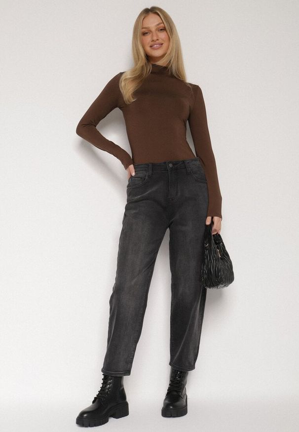 Born2be - Szare Jeansy o Kroju Mom Fit z Wysokim Stanem Ralerra. Okazja: na co dzień. Stan: podwyższony. Kolor: szary. Wzór: gładki. Styl: casual, elegancki