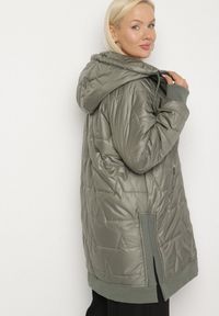 Born2be - Zielona Kurtka z Pikowanymi Przeszyciami i Kapturem Zarimelia. Okazja: na co dzień. Kolekcja: plus size. Kolor: zielony. Materiał: jeans. Styl: klasyczny, sportowy, casual, elegancki