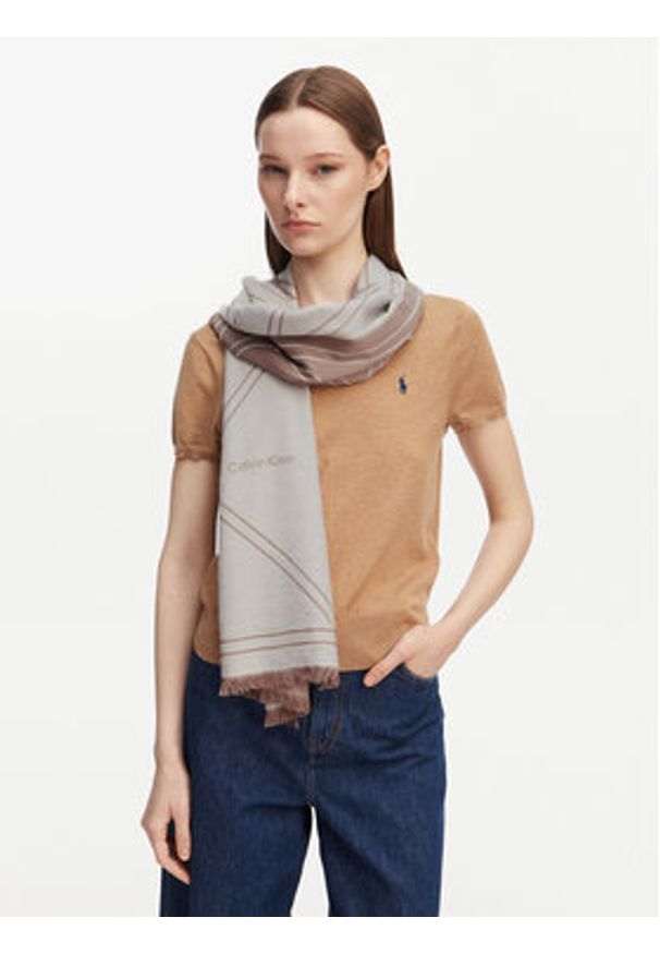 Calvin Klein Szal Emblem Repeat Lw Shawl W Fringes LV04F8074G Biały. Kolor: biały. Materiał: materiał