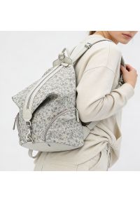 Plecak Damski Rieker, z materiału syntetycznego o miękkiej workowej formie z roślinnym wzorem zapinany na zamek z regulowanymi szelkami, srebrny, H10. Kolor: srebrny. Materiał: syntetyk, materiał. Wzór: nadruk, paski, kwiaty. Styl: casual, elegancki #3