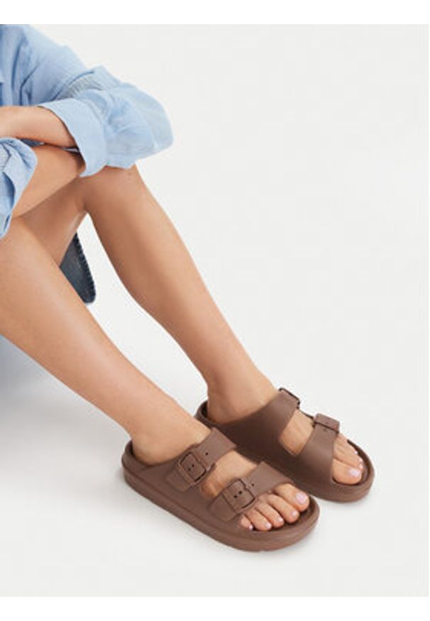 Roxy Klapki CEOWB-835120 Brązowy. Kolor: brązowy. Materiał: syntetyk