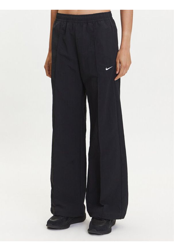 Nike Spodnie dresowe Trend FQ3588 Czarny Relaxed Fit. Kolor: czarny. Materiał: syntetyk
