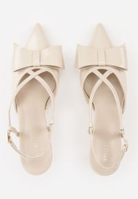 Renee - Beżowe Szpilki VICES z Aplikacją w Kształcie Kokardy Evithe. Nosek buta: szpiczasty. Zapięcie: sprzączka. Kolor: beżowy. Materiał: skóra, lakier. Wzór: aplikacja. Sezon: lato. Obcas: na szpilce. Wysokość obcasa: średni #6
