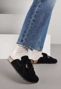 Renee - Czarne Boho Klapki Mule z Imitacji Zamszu z Frędzlami i Koralikami Elwedila. Okazja: na randkę, na plażę, na co dzień. Kolor: czarny. Materiał: zamsz. Styl: boho #4