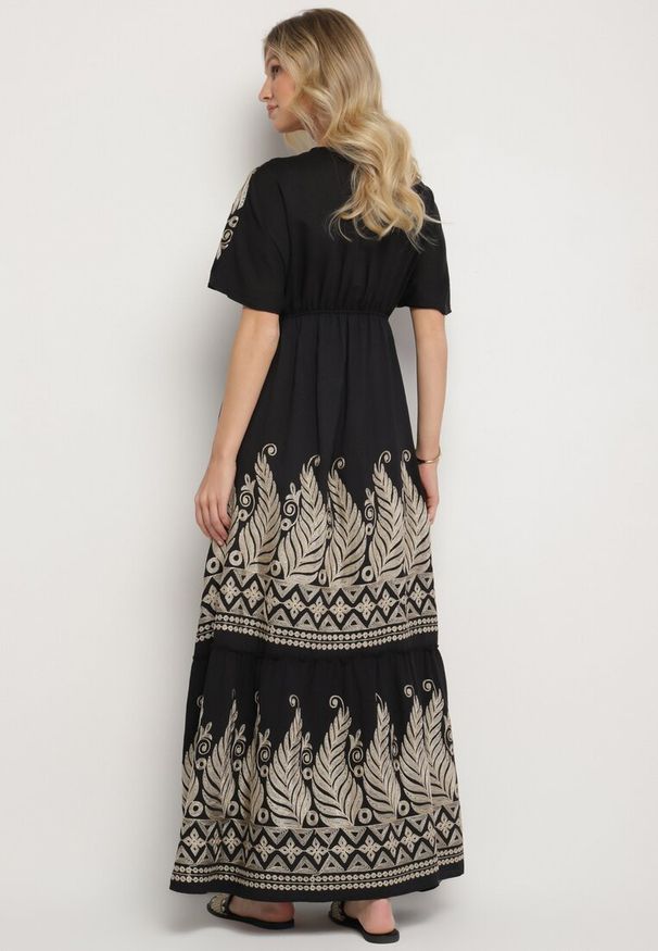 Born2be - Czarna Kopertowa Sukienka z Wiskozy Ozdobiona Frędzlami Redare. Okazja: na co dzień. Typ kołnierza: dekolt w serek. Kolor: czarny. Materiał: wiskoza. Wzór: aplikacja. Typ sukienki: kopertowe. Styl: boho, casual, klasyczny