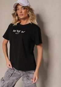 Renee - Czarna Bawełniana Bluzka T-shirt Oversize z Aplikacją w Kształcie Motyli Elmaris. Kolor: czarny. Materiał: bawełna. Długość rękawa: krótki rękaw. Długość: krótkie. Wzór: aplikacja. Styl: elegancki