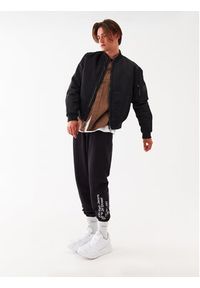 Calvin Klein Jeans Spodnie dresowe J30J322639 Czarny Regular Fit. Kolor: czarny. Materiał: bawełna, dresówka #4