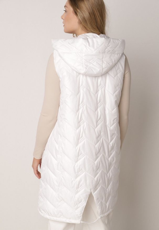 Born2be - Biała Przejściowa Kamizelka Pikowana o Długim Kroju z Kapturem i Naszywką Harmaste. Okazja: na co dzień. Typ kołnierza: kaptur. Kolor: biały. Materiał: jeans. Długość: długie. Wzór: aplikacja. Styl: casual