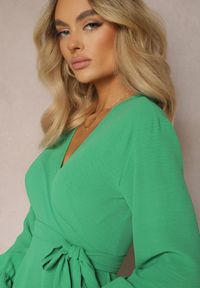 Renee - Jasnozielona Sukienka Parthameia. Kolor: zielony. Materiał: tkanina. Wzór: jednolity. Typ sukienki: kopertowe. Styl: klasyczny. Długość: mini #4