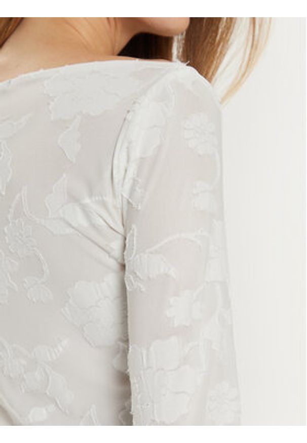 Gina Tricot Bluzka 89120 Biały Slim Fit. Kolor: biały. Materiał: syntetyk