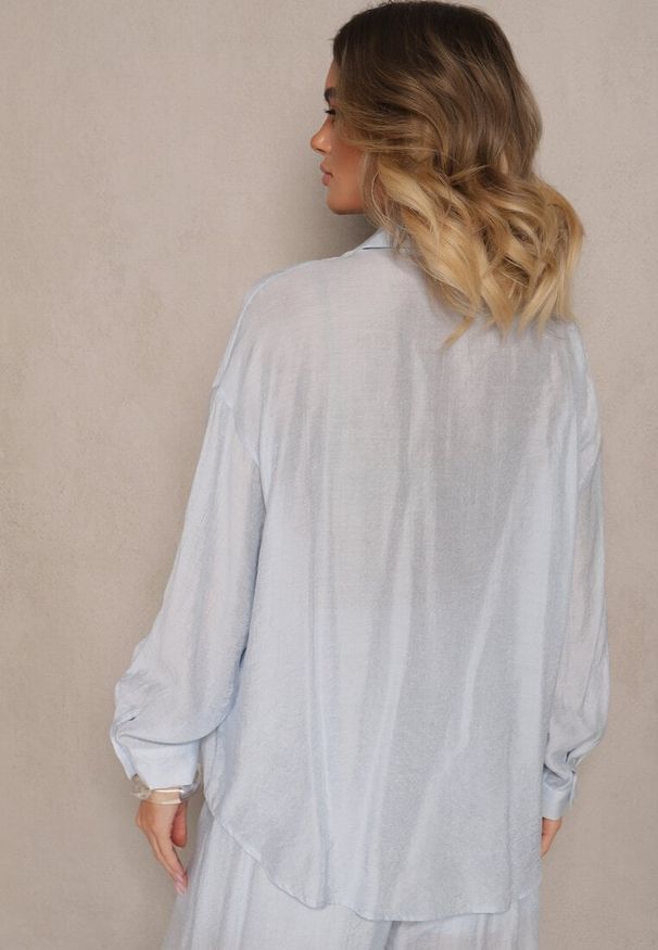 Renee - Jasnoniebieska Koszula Oversize w Klasycznym Stylu z Kieszonką Liozira. Okazja: na co dzień, na spotkanie biznesowe. Typ kołnierza: kołnierzyk klasyczny. Kolor: niebieski. Styl: klasyczny