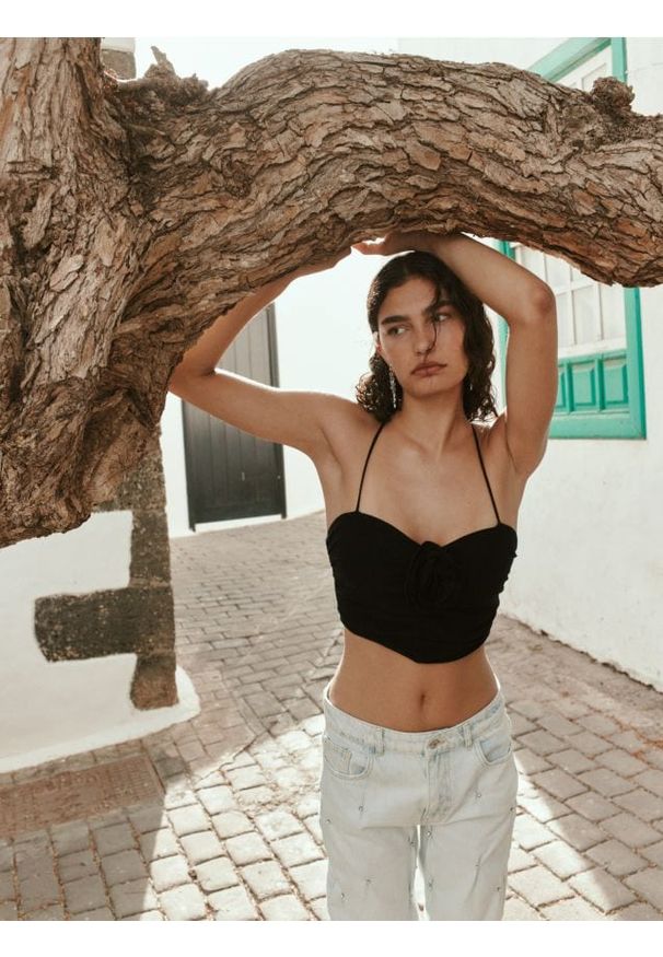 Reserved - Top z różą - brzoskwiniowy. Kolor: pomarańczowy. Materiał: bawełna, len, wiskoza, tkanina