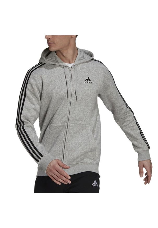 Adidas - Bluza adidas Essentials Fleece 3-Stripes Full-Zip Hoodie HB0041 - szara. Okazja: na co dzień. Typ kołnierza: kaptur. Kolor: szary. Materiał: bawełna, poliester, wiskoza, materiał, dresówka. Wzór: paski. Styl: casual, klasyczny