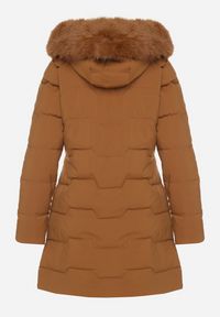 Born2be - Brązowa Taliowana Kurtka z Pikowanymi Przeszyciami i Kapturem z Futrem Mundria. Okazja: na co dzień. Kolor: brązowy. Materiał: futro. Styl: klasyczny, casual, elegancki #3