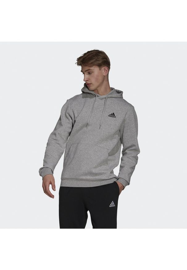 Adidas - Bluza z kapturem Essentials Fleece. Typ kołnierza: kaptur. Kolor: czarny, szary, wielokolorowy. Sport: fitness
