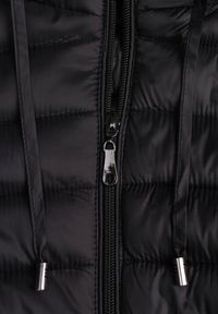 Renee - Czarna Pikowana Kurtka Przejściowa z Kapturem z Możliwością Odpięcia Feziel. Typ kołnierza: kaptur. Kolor: czarny. Materiał: jeans. Styl: elegancki #6