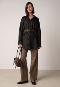 Born2be - Czarna Długa Koszula Oversize z Bawełny i Wiskozy z Paskiem z Klamrą Thessalonike. Okazja: na co dzień. Kolor: czarny. Materiał: wiskoza, bawełna. Długość: długie. Styl: casual #2