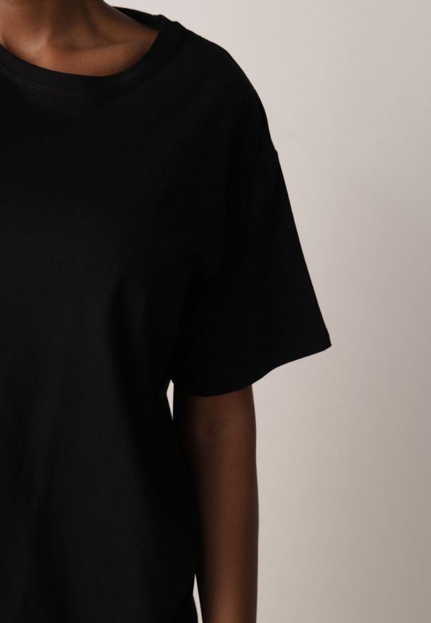 Born2be - Czarny T-shirt z Bawełny Typu Oversize Nedika. Okazja: na co dzień. Kolor: czarny. Materiał: bawełna. Styl: casual, klasyczny