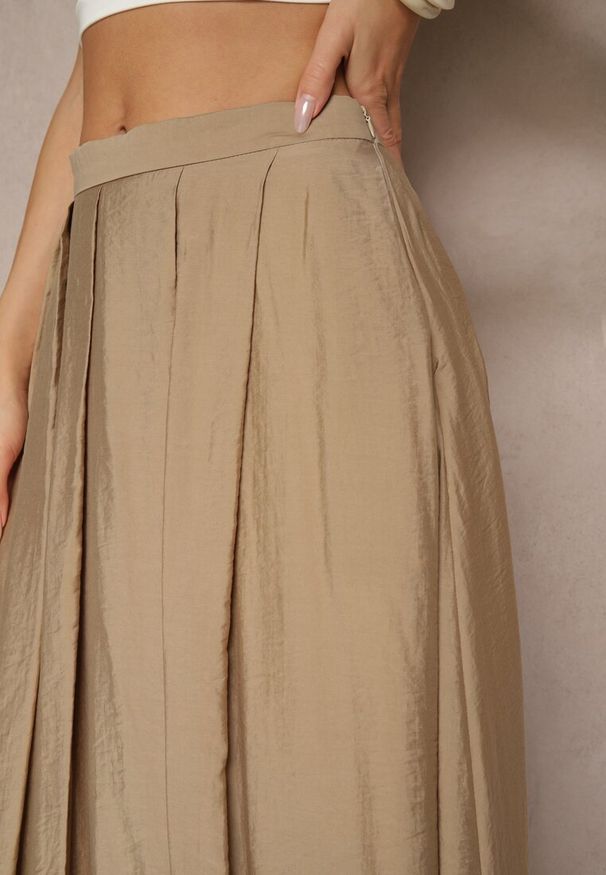 Renee - Beżowa Spódnica Bombka z Wiskozą o Rozkloszowanym Kroju z Zakładkami Redasira. Okazja: na co dzień. Kolor: beżowy. Materiał: wiskoza. Styl: casual, elegancki